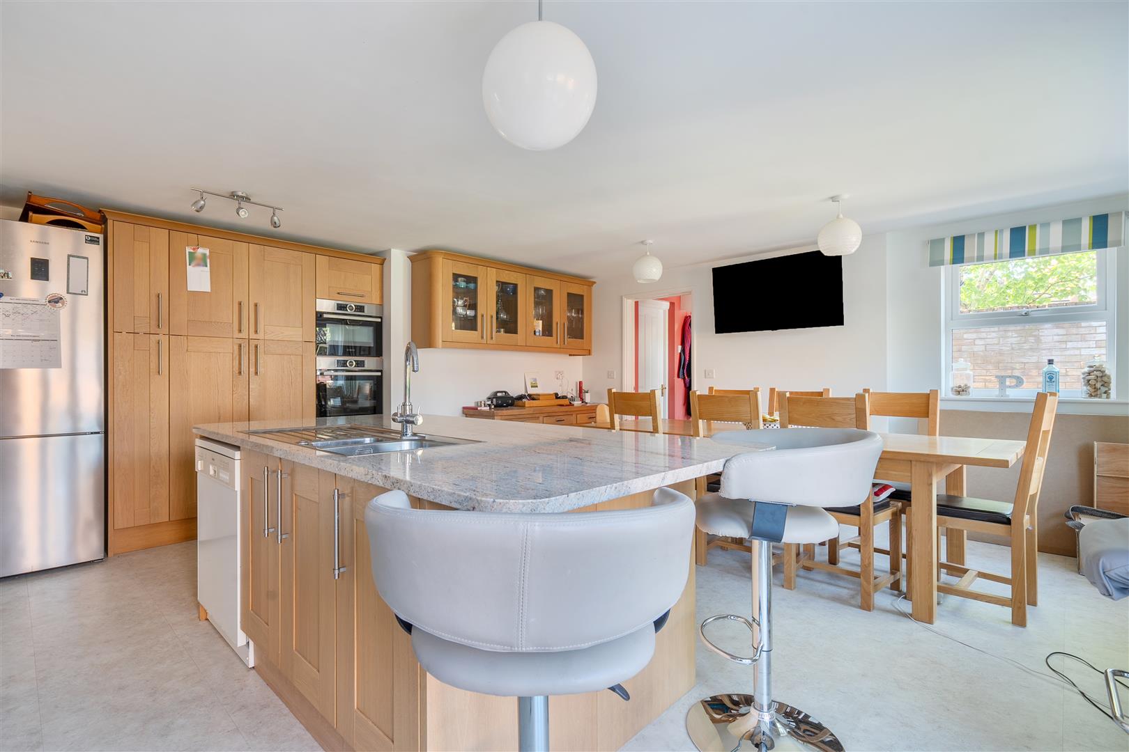 Modern Fitted Kitchen / Breakfast